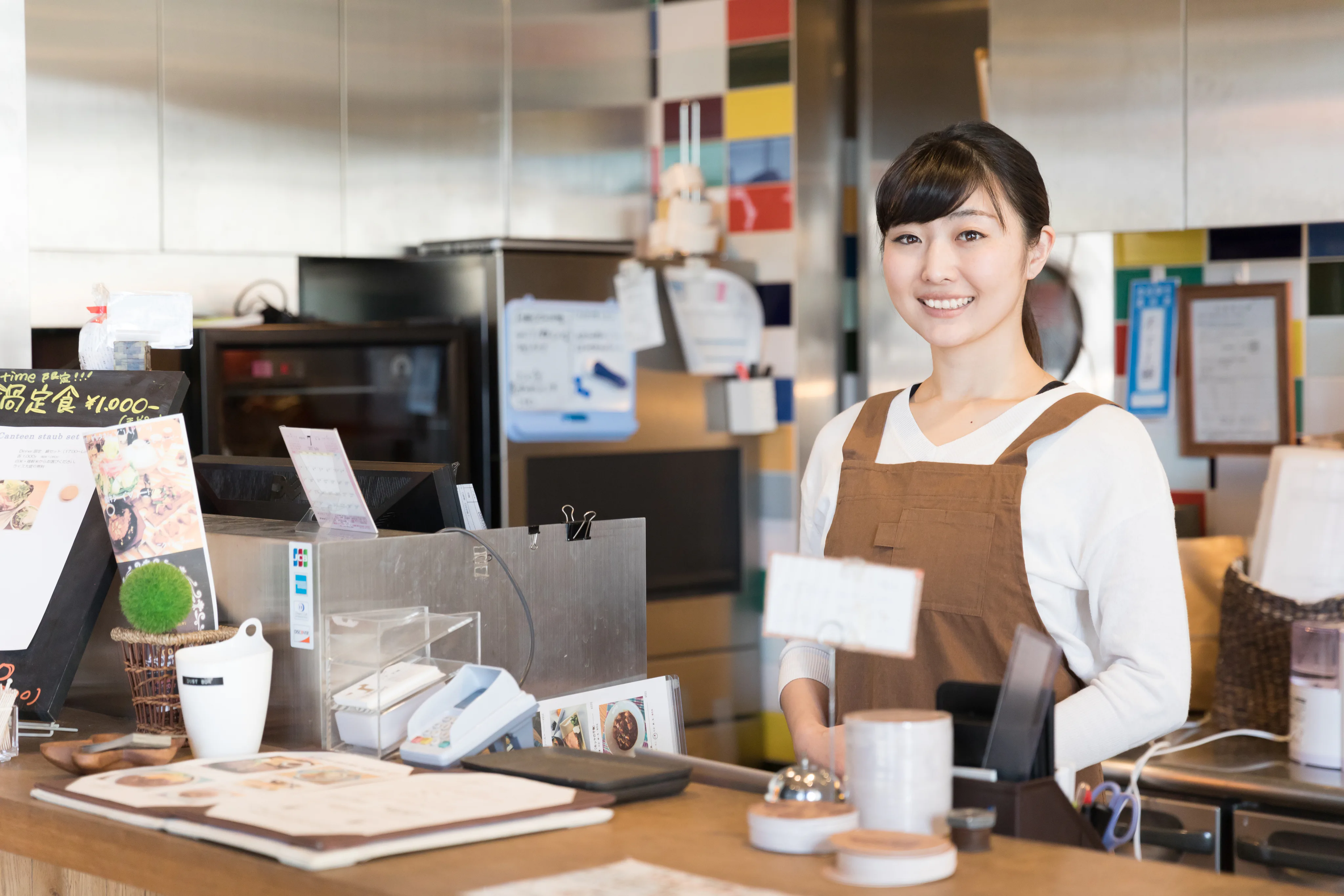 店頭でチケットを渡すイメージ